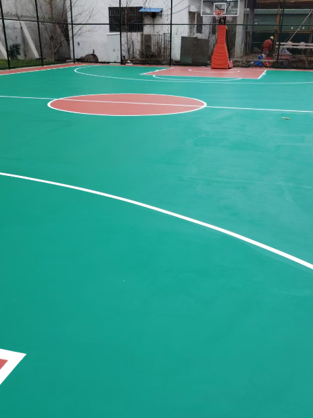红安 球场长期使用易出现地面开裂